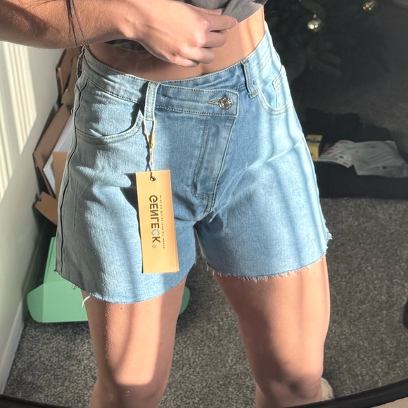 NWT Crossover shorts - stretchy material, very flattering curvy high waisted - Picture 5 of 8